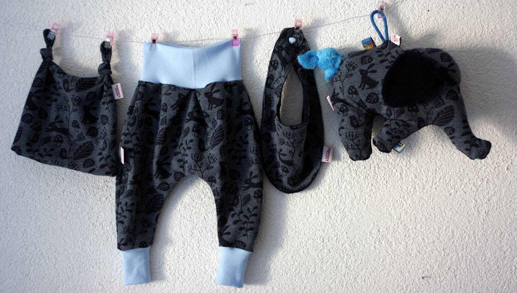 Tragefoto - Babyset: Mütze, Sabbertuch, Mitwachshose